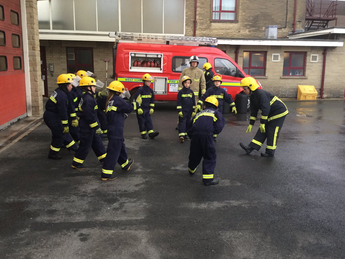WYFRS's tweet photo. These youngsters in Huddersfield are among the first to try out our FireFit programme 💪🏼 it aims to encourage positive lifestyle choices 🚒☺️ https://t.co/7xRLNsYFZB