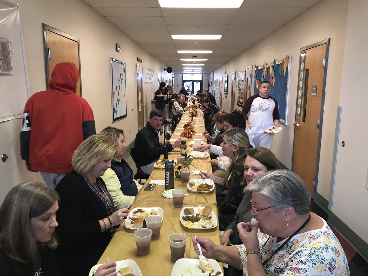 2xjn's tweet photo. What great support from Waverly Road Presbyterian Church at Cora Cox Academy!  Great day for students at staff at Cora Cox!  Lots to be thankful for!  #Thanksgiving2018 @KCS_District https://t.co/KkDiwGChRM