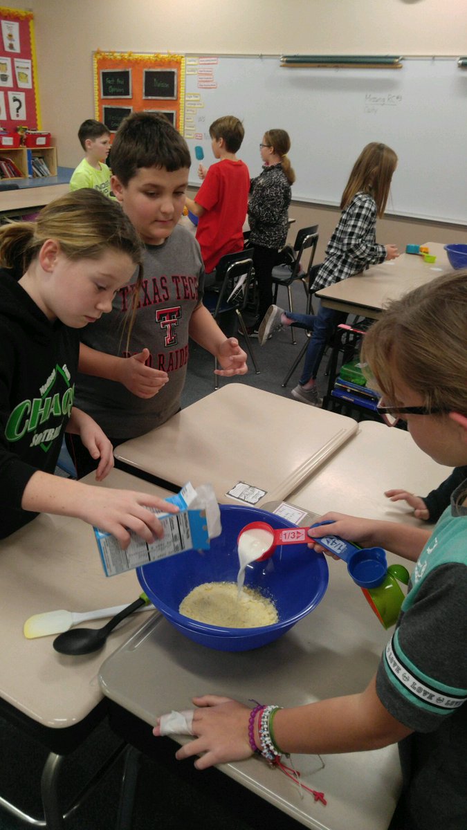 LspauldingMiss's tweet photo. Making our Thanksgiving Feast! #3rdgroup #feseagles https://t.co/4XvdHVg45T