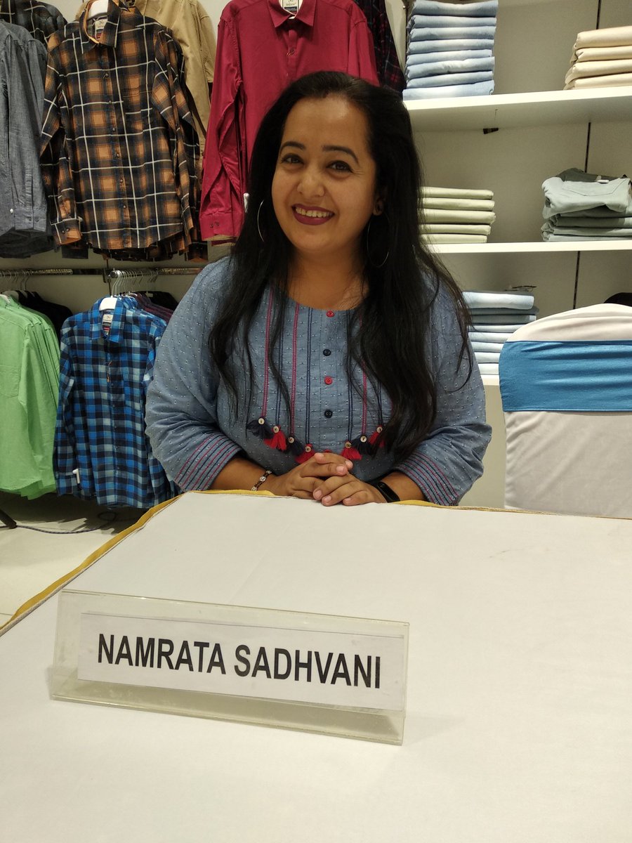 NamrataSadhvani's tweet photo. .@mymomspresso girls rocking at the #NewAgeLitFest held at #SarathCityMall, sponsored by #SKOnebyChermas - Thanks @Anupama_Dalmia &amp; @maitabi for organising it, @Andrew007Uk for your presence &amp; @TheFernandist @Atulmaharaj @FirstAvenueGirl @wanderitaa for being cool co-panelists! https://t.co/IKjs8A1hnD