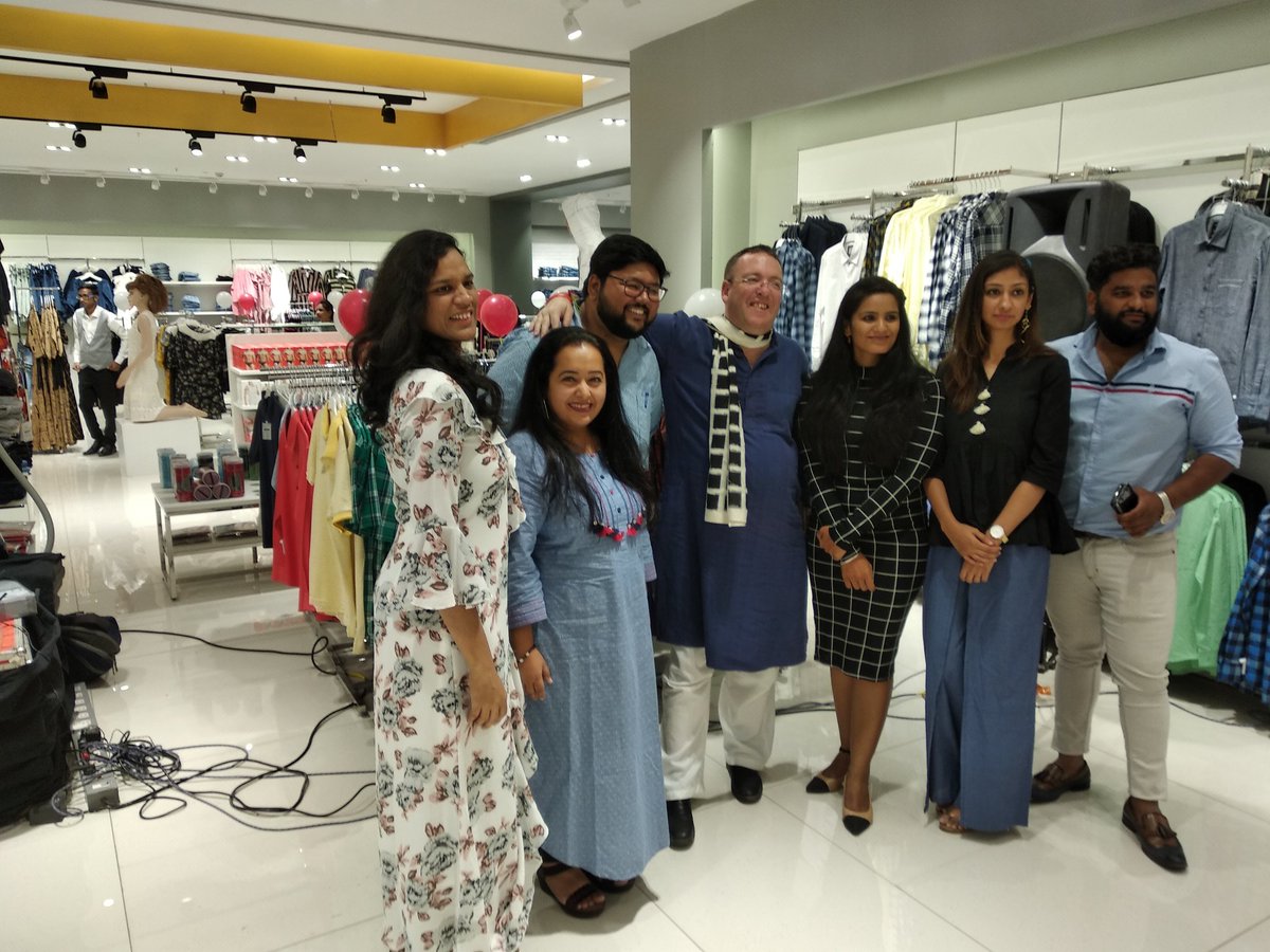 NamrataSadhvani's tweet photo. .@mymomspresso girls rocking at the #NewAgeLitFest held at #SarathCityMall, sponsored by #SKOnebyChermas - Thanks @Anupama_Dalmia &amp; @maitabi for organising it, @Andrew007Uk for your presence &amp; @TheFernandist @Atulmaharaj @FirstAvenueGirl @wanderitaa for being cool co-panelists! https://t.co/IKjs8A1hnD
