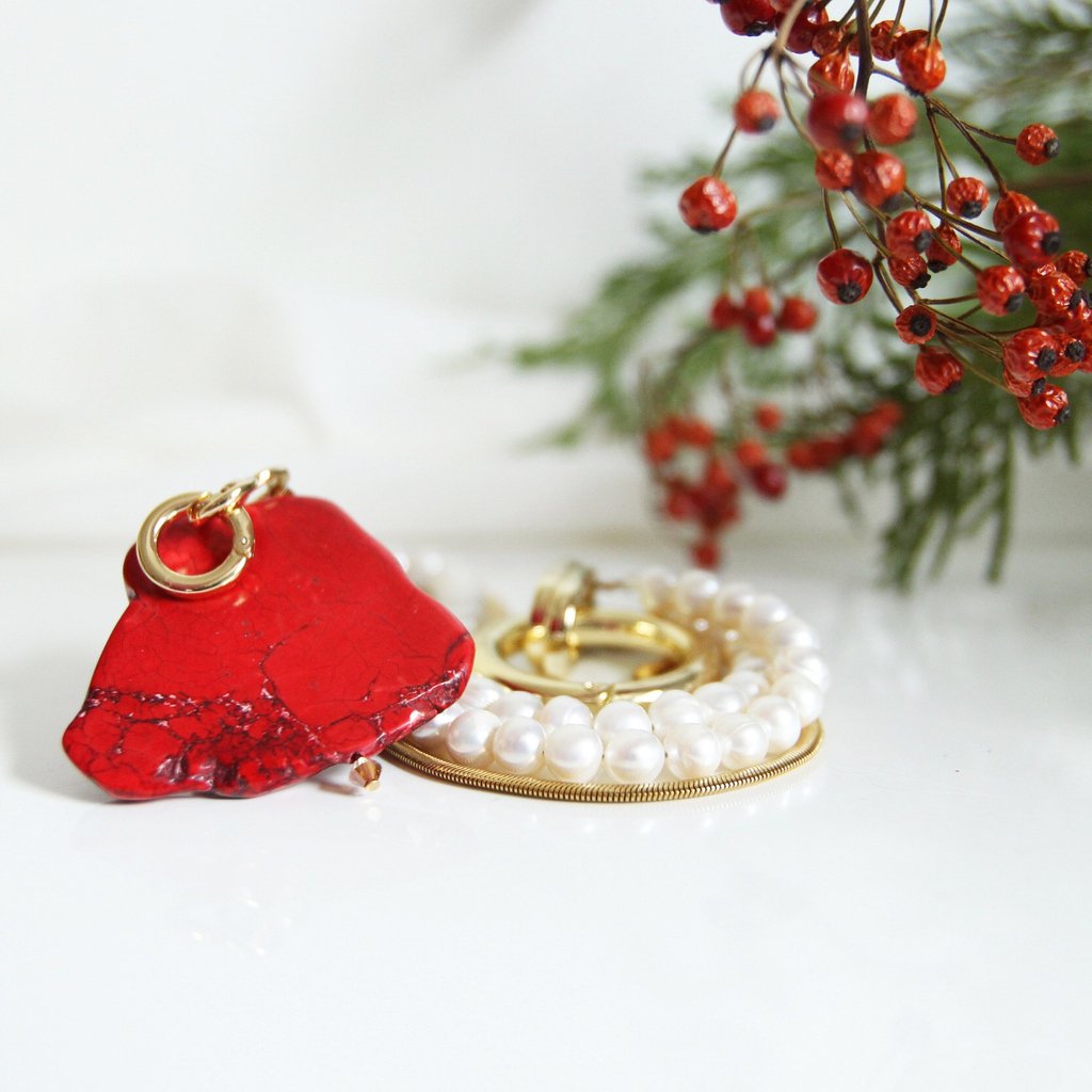 Lofttan's tweet photo. We LOVE that the festive feels are starting to sneak in ❤️

Rock Steady Exhilerate pendant in Red Howlite 
https://t.co/BYCSzCorh5

+ pearls + gold chain 

#lofttan #canadianmade #jewelry #pendant #red #howlite #pearls #goldchain #gold #holidaystyle https://t.co/X4K7YdBAbM