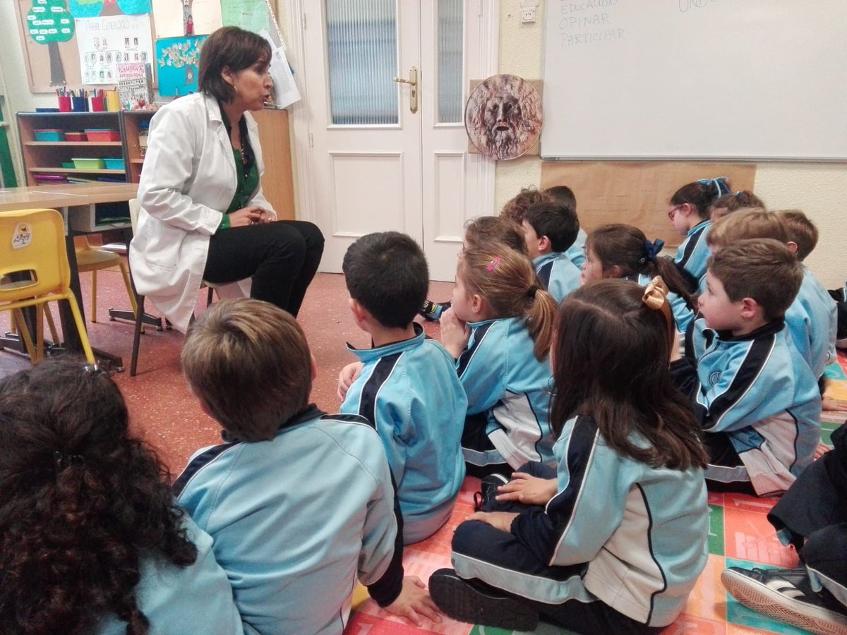 MilagrosaZamora's tweet photo. La profe M.Eugenia nos ha contado "una de romanos".Estamos deseando que vuelvas. #molaaprender #Romaenelaula #grandesprofes #laclasedeeva https://t.co/0lV4LeMUS0