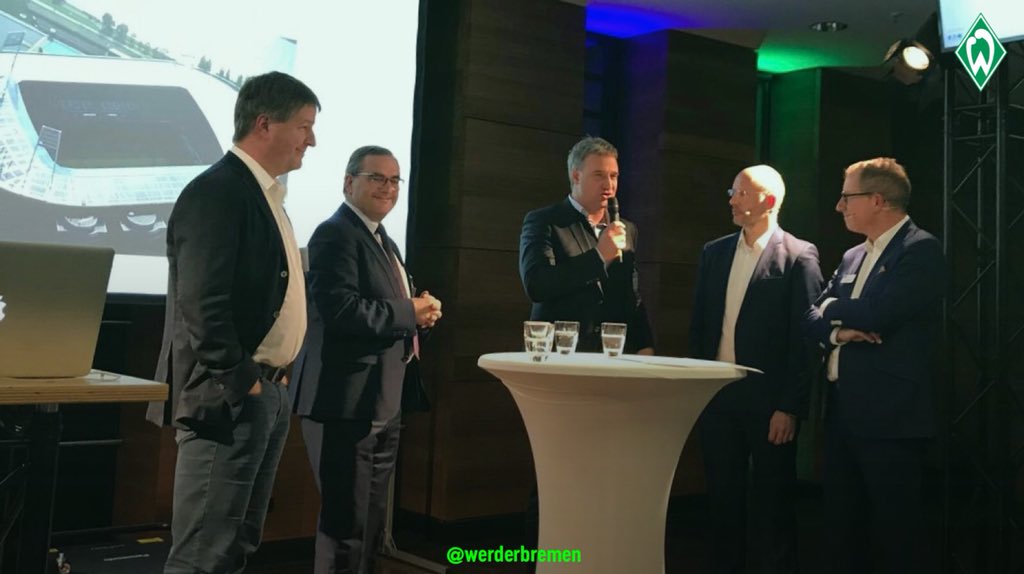 werderbremen's tweet photo. Get together auf dem Arena Summit 2018. Mit dabei ist auch unser Aufsichtsratsvorsitzender Marco #Bode und diskutiert u.a über die Namensrechtevergabe von Bundesligastadien. 🎙

#Werder | #arenasummit | #AS18 https://t.co/JMwJEpsqYd