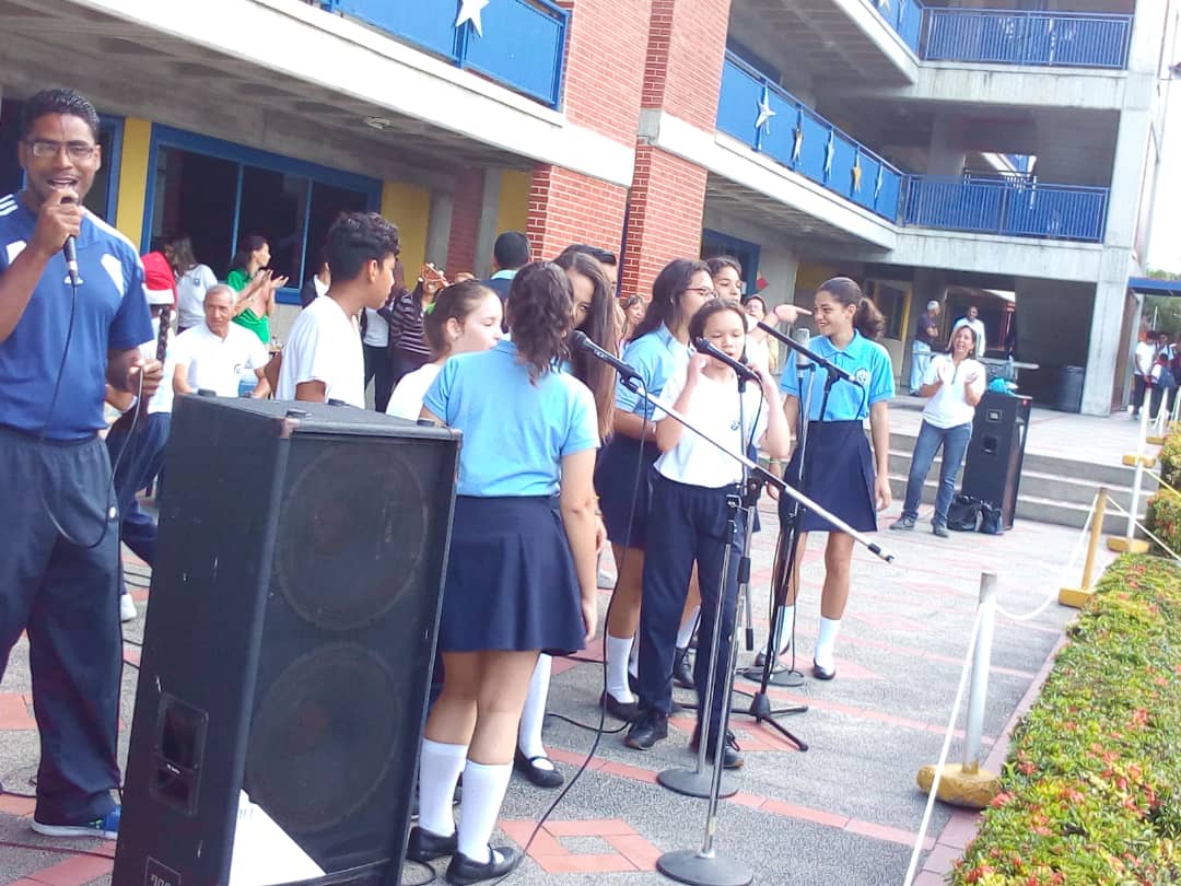 UEP_NSC's tweet photo. #20nov2018 #NSC Bajada de Furros para iniciar la mañana con aguinaldos, gaitas y mucha alegría #docentes y #estudiantes NSC https://t.co/Qn6FU0etdm