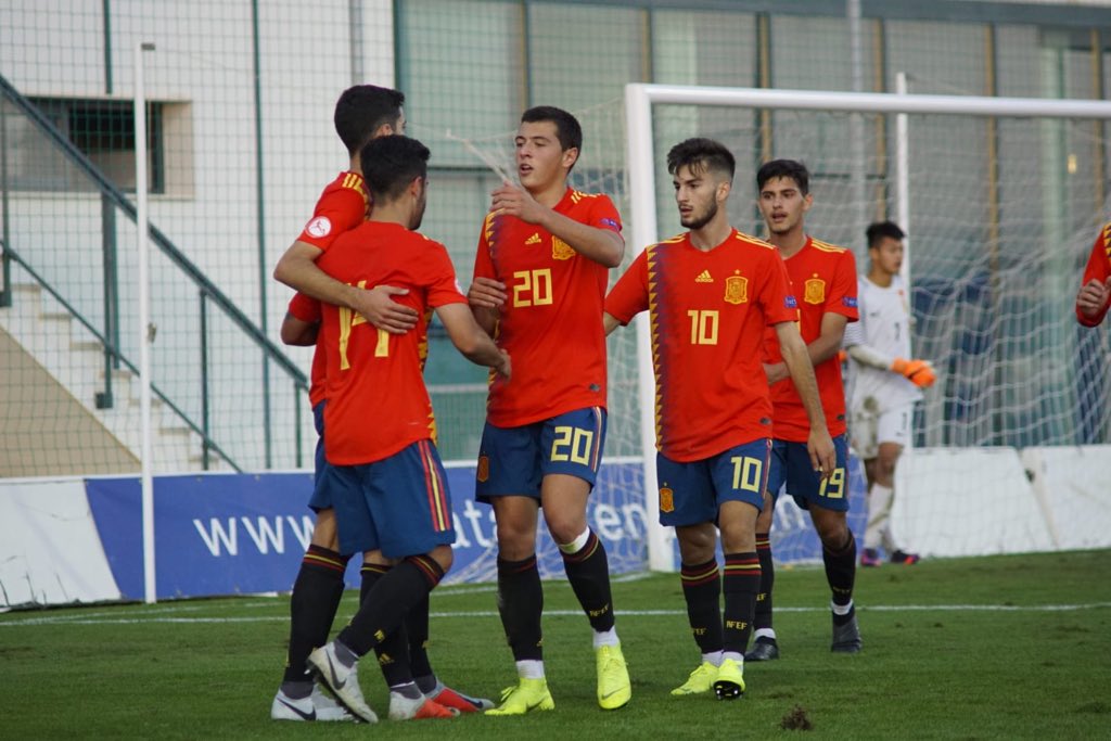 Pelayo Morilla celebra un gol con la Selección.