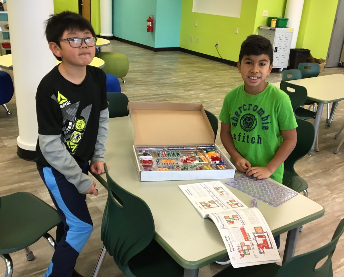 Mrs_Storz's tweet photo. Recess fun at the #hesmakerspace! https://t.co/KZ1ftGRmUk