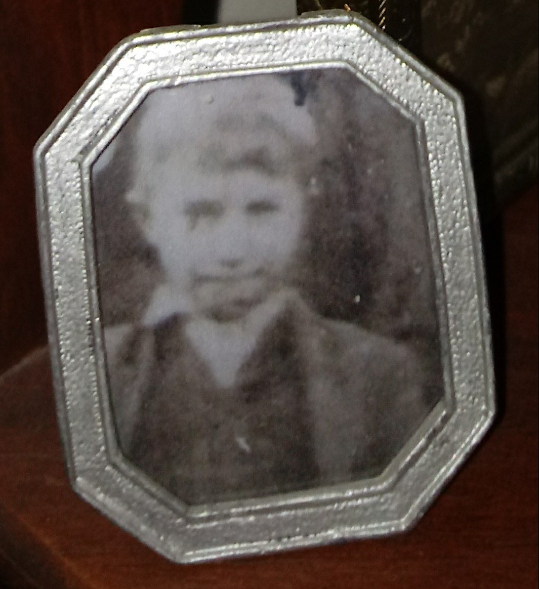 WBCornwell's tweet photo. My Great-Grandfather Oscar G. Hunter when he was about 8 years old. #genealogy #familyphotos https://t.co/oqFlm48R8z