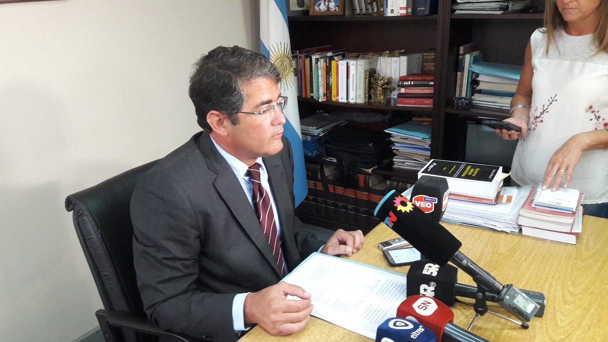Rubellato's tweet photo. #TripleFuga #StaFe condenaron a 10 años de prisión a MartínLanatta x lesiones uso de arma de fuego ( hirió en su brazo a un gendarme en 2016 en San Carlos),robo y resistencia a la autoridad.También el TOF StaFe condenó a Christian Lanatta y Victor Schillaci a 8 años de cárcel. https://t.co/yMSMKCuU91