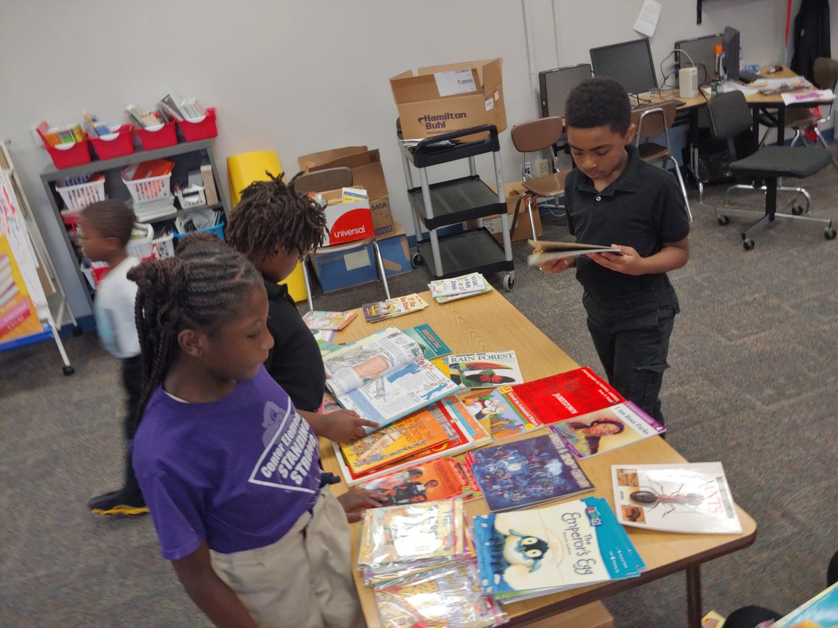 MaestraReads's tweet photo. Our Fall Book GiveAway is going great! Over 200 books given out for the break! #findyourCenter #findyourbook #readsome @CEeagles @CenterSD https://t.co/KYY0jY2bbb
