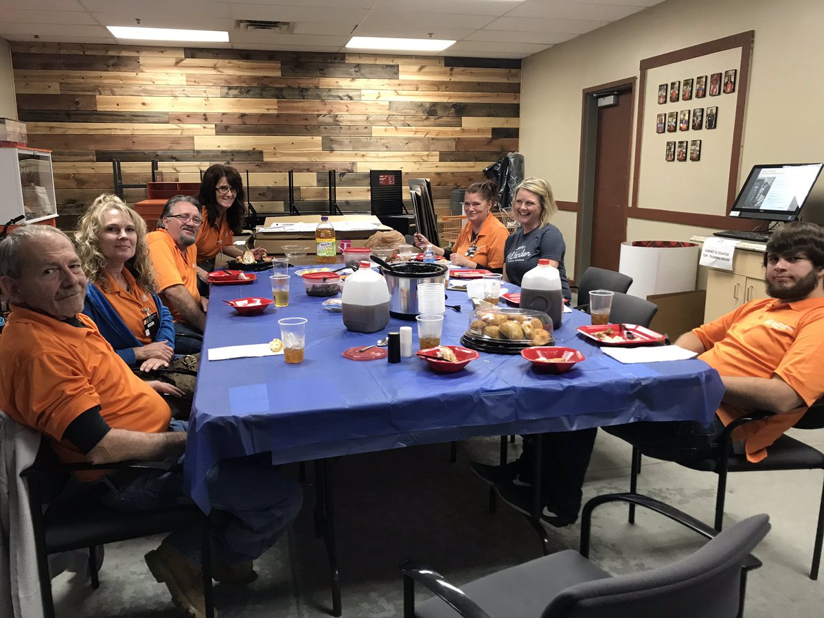 MET_8412's tweet photo. MET family Thanksgiving Lynch at 8412. 🦃 Happy Thanksgiving all!! 🍗🍗 @JaySFuller1 @homedepot8412 https://t.co/nn9P6XpE2D