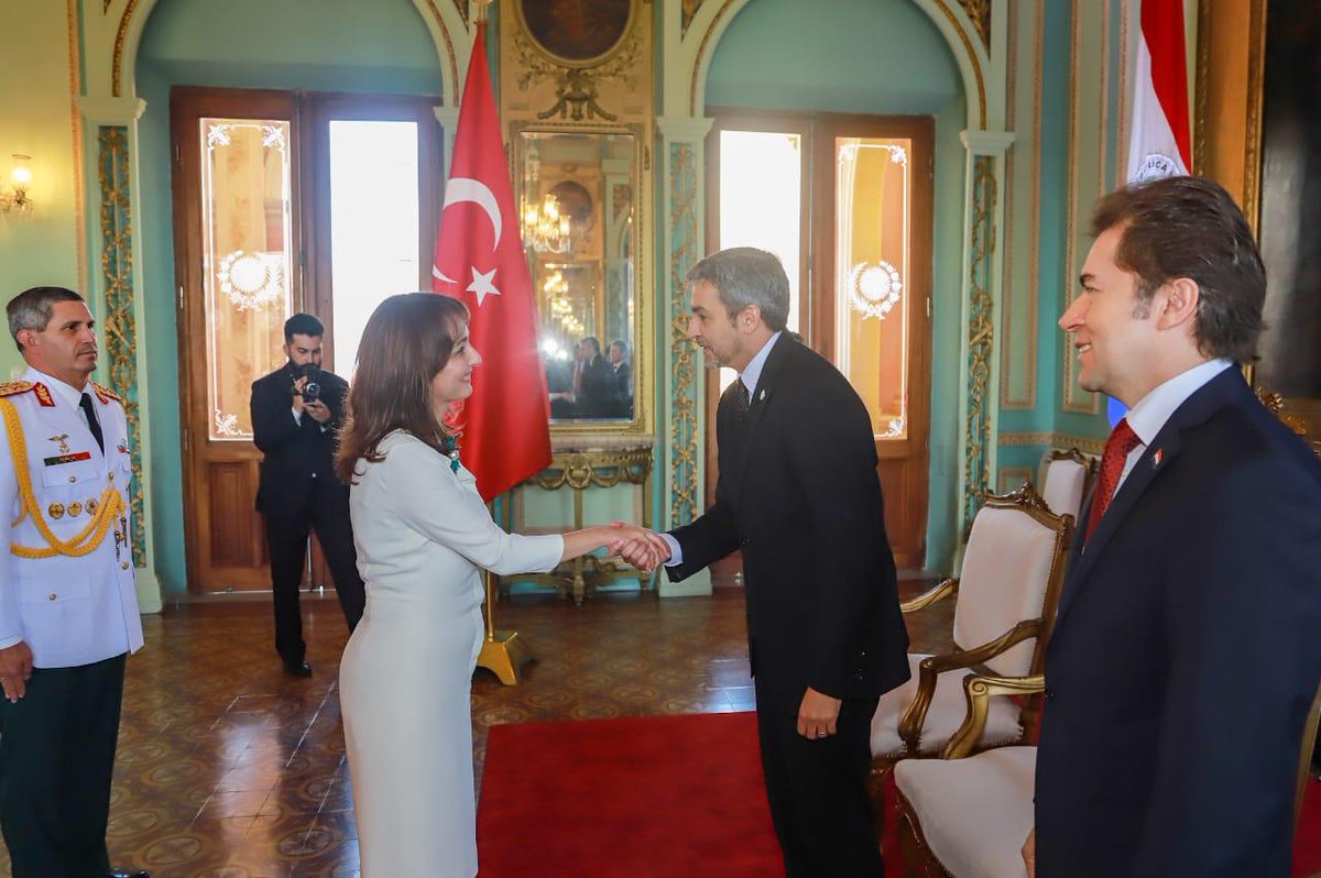 PresidenciaPy's tweet photo. Armagan Inci Ersoy, entregó hoy sus Cartas Credenciales al Presidente de la República @MaritoAbdo como Embajadora Extraordinaria y Plenipotenciaria de la República de Turquía ante nuestro Gobierno. https://t.co/yplVQVKA4s