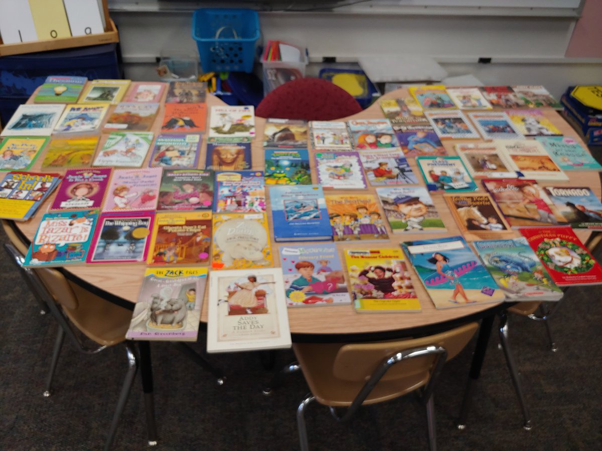 MaestraReads's tweet photo. Our Fall Book GiveAway is going great! Over 200 books given out for the break! #findyourCenter #findyourbook #readsome @CEeagles @CenterSD https://t.co/KYY0jY2bbb