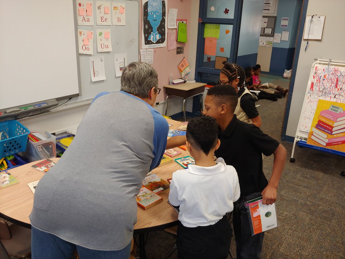 MaestraReads's tweet photo. Our Fall Book GiveAway is going great! Over 200 books given out for the break! #findyourCenter #findyourbook #readsome @CEeagles @CenterSD https://t.co/KYY0jY2bbb