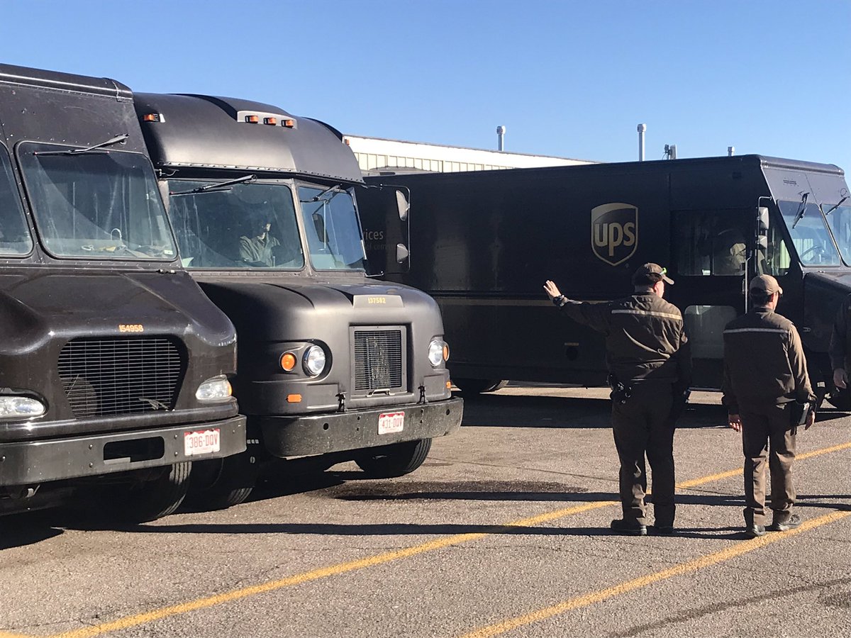 SchmitSeth's tweet photo. Broadmoor center making good use of spotters to get everyone out safely this morning! #CaughtSafely @MPZakely @WadeLeier5 @LukeB_COSprings @DesertMTUPSers @kennethcherry26 https://t.co/GDHX9Edgkq