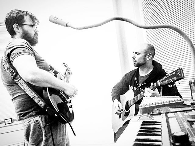 maplexmonk's tweet photo. Homies #playing #music #jams with #homies •
#louisville #kentucky #production #performance #collaboration #thecreativecommunity #followthewhitemoth @mega.paint #albinotron #maplexmonk https://t.co/K1t8se8kQY https://t.co/UzAlfkWfAJ