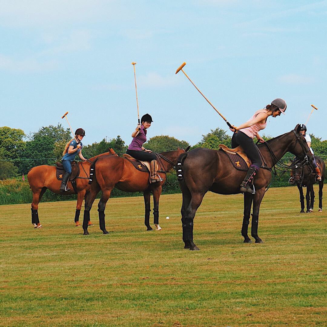 SussexMusings's tweet photo. Have you ever wanted to how to play polo? I’ve been exploring Cowdray, the home of British Polo! My interview with Guy and Charlotte Verdon of @CowdrayAcademy is now live on https://t.co/bvjcwSygXF. Lots of polo questions answered! 🐎🇬🇧🌳 #Polo #Cowdray #Sussex https://t.co/4zmMJL51GQ