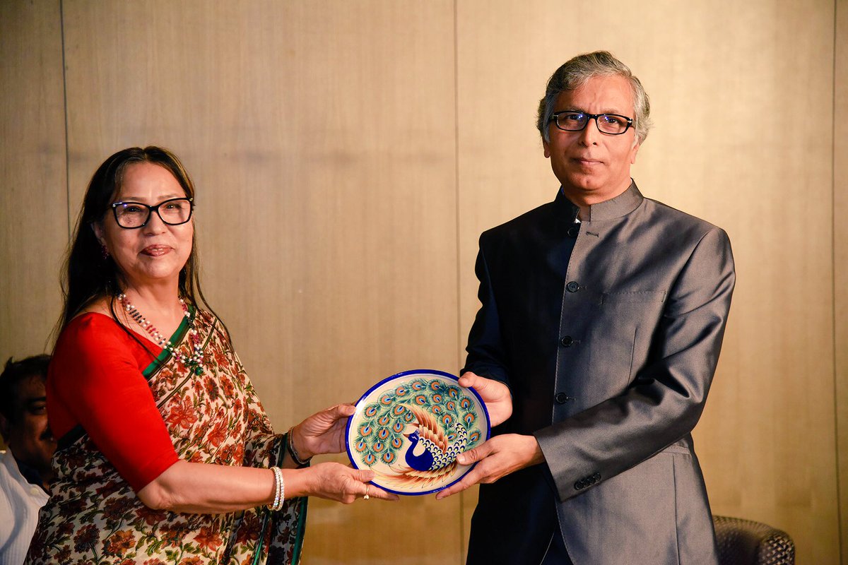 lafzindia's tweet photo. Mementos by #KulsumMalik from @ehsaaswomen to @NomaanShauq & #PrinceRuby
#Lafz @FoundationPK @Rekhta @HiltonHotels @mathursudhmat #jaipur https://t.co/V9py1a7zP8