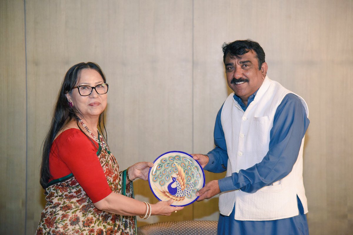 lafzindia's tweet photo. Mementos by #KulsumMalik from @ehsaaswomen to @NomaanShauq & #PrinceRuby
#Lafz @FoundationPK @Rekhta @HiltonHotels @mathursudhmat #jaipur https://t.co/V9py1a7zP8