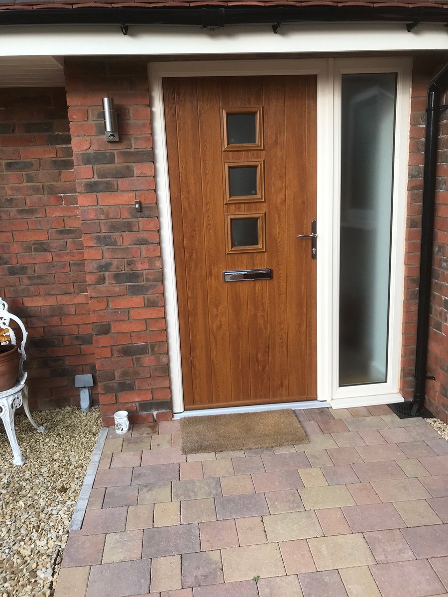 Fusion_Windows's tweet image. Solidor cream wood grain frame and an oak slab door