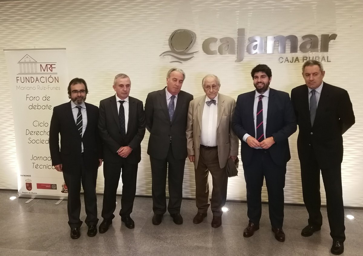 Comienza la conferencia de Inocencio Arias en el Salón de Actos  de <a href="/Cajamar/">Grupo Cajamar</a>

Nos va a hablar de la <a href="/ONU_es/">Naciones Unidas</a> del siglo XXI