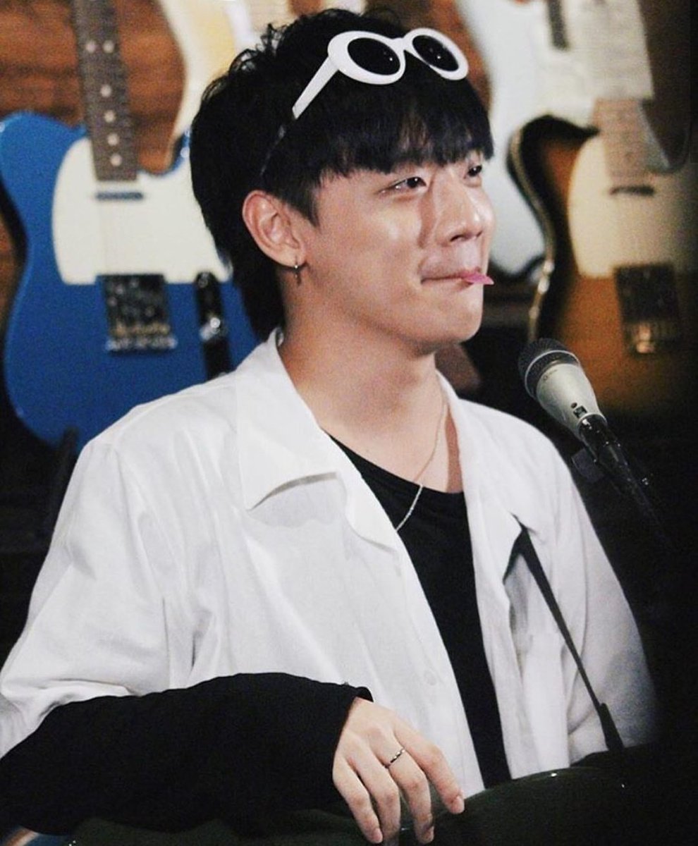 momapmu's tweet photo. นี่ชอบฟังเพลงผ่านตา กับ ข้างกันของวงthreeManDownมากกกกกฟังในjooxบ่อยมากกกกๆๆๆๆ แต่เพิ่งจะดูmvเพลงผ่านตา กูก็เพิ่งรู้ว่าเนี้ยนักร้องวงน่ารักชิบหาย 6แสนวิวในยูทูปคือมาจากกูแล้ว5แสนวิว https://t.co/PoUemLoInF