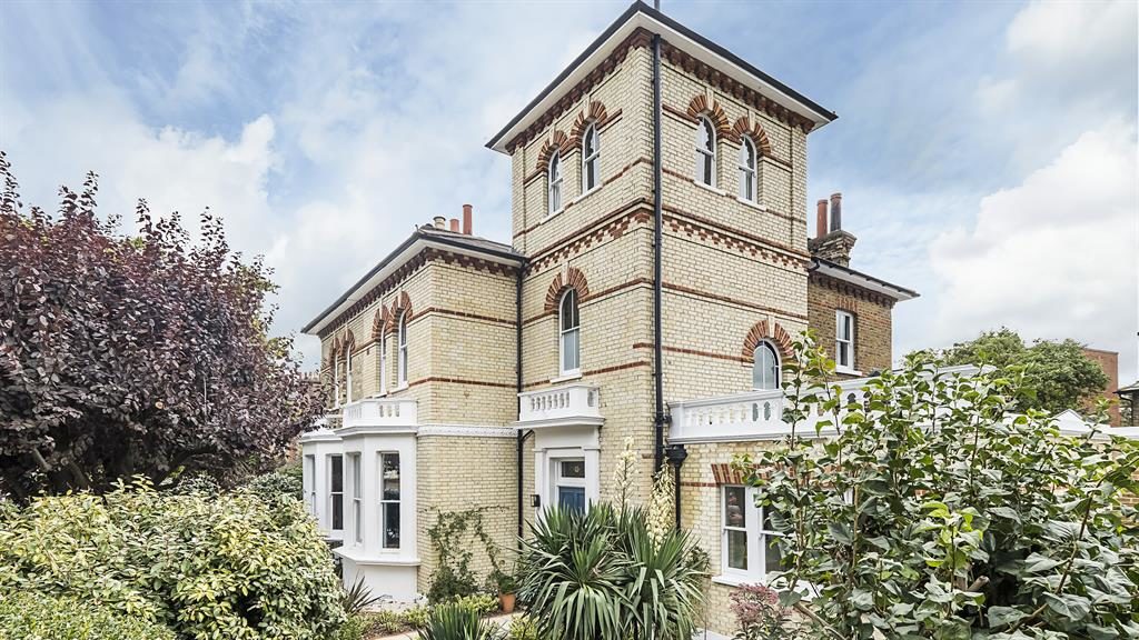 HamptonsIntTedd's tweet photo. A fantastic article in the @MetroUK about our clients beautiful house in Hampton Hill. To read the article follow the link below and for more information please give us a call on 0208 977 1080 #HamptonsInternational #HamptonHill #LoveHamptonHill #MetroUK
.
https://t.co/iT2xtrQP9O https://t.co/6vAzLHCp6T