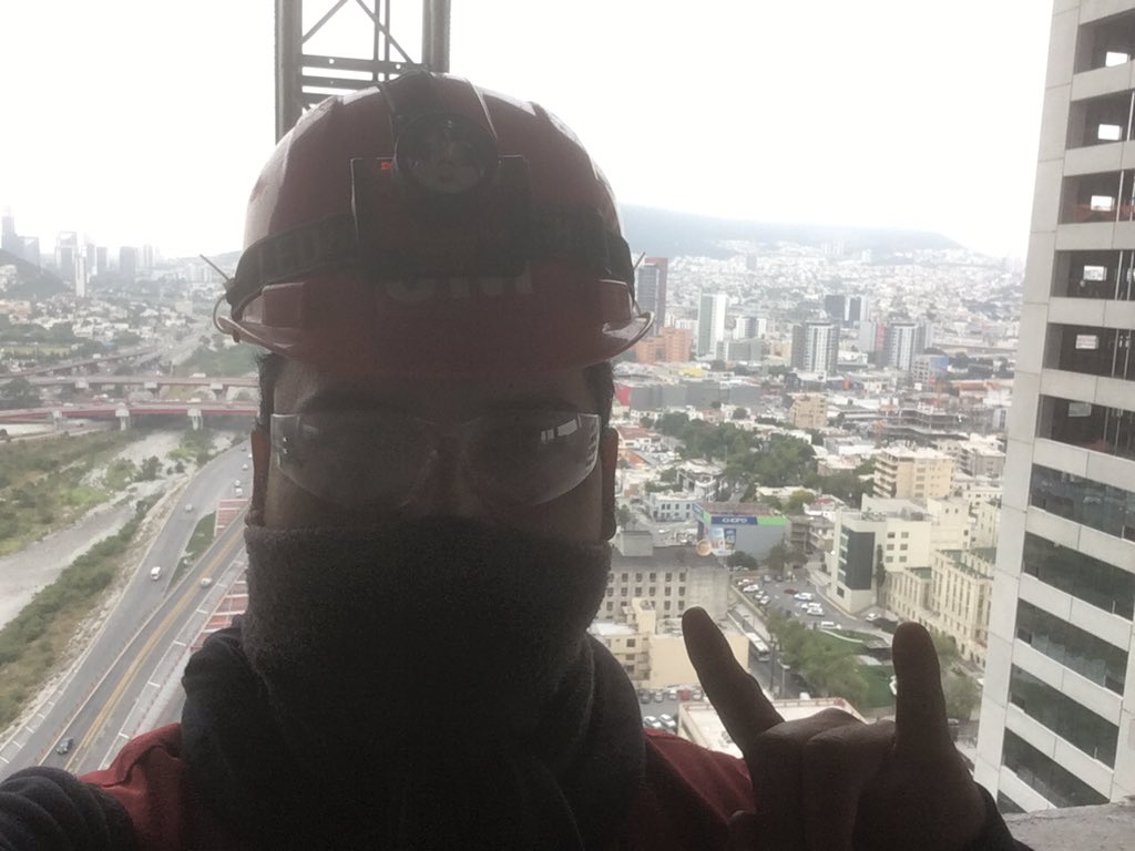 PMano_L's tweet photo. Así se mira la ciudad desde la obra... #TorresObispado #Monterrey 🏬🏗 volví 😺 https://t.co/qljsUtUYU4