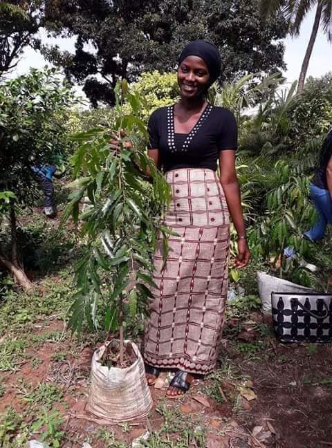 SChectal's tweet photo. Le #ChectalChallengeUnAnniversaireUnArbre avance, cette Fille engagée a aussi à l'occasion de son anniversaire planté un arbre pour lutter contre le réchauffement climatique. https://t.co/vGkZ4IM9gL