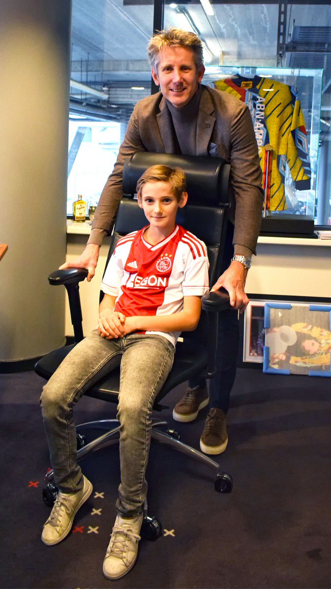 cruijffarena's tweet photo. ππ Je dag als BAAS van de Johan Cruijff ArenA afsluiten #alseenbaas: in het kantoor van Ajax-directeur @vdsar1970. Otto, bedankt en tot snel! π
Check onze Instagram Stories voor een impressie van Otto's dag β‘ https://t.co/lnpo2BX6V7
@UNICEFnl #WorldChildrensday https://t.co/cwSOD5mrYr