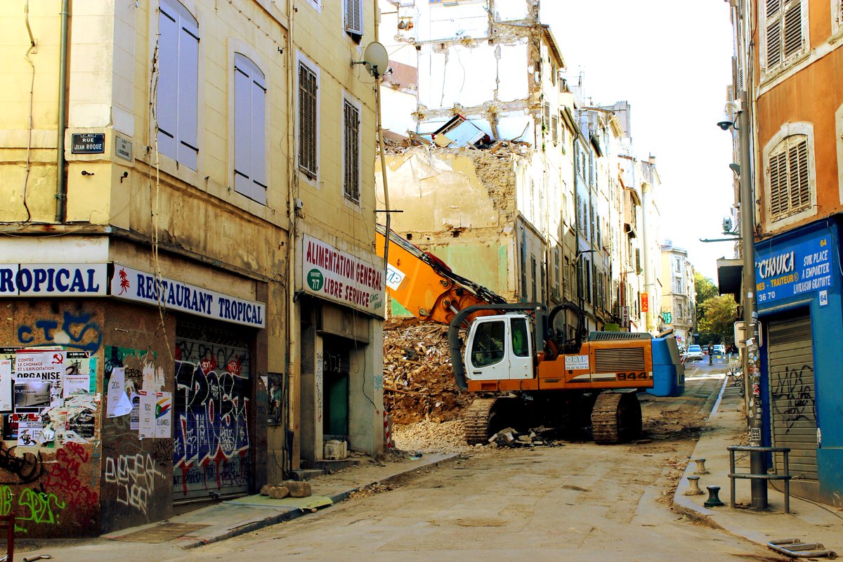 Mat_Grapeloup's tweet photo. Noailles a des allures de quartier bombardé. 😥
Tristesse infinie de voir ces rideaux de commerces baissés, ces immeubles vides, ces rues désertes. Il ne reste que des fleurs et des bougies aux abords pour ne pas oublier les 8 victimes de ce drame du 5 novembre.
#Marseille 💔 https://t.co/1GrLEBmiLd