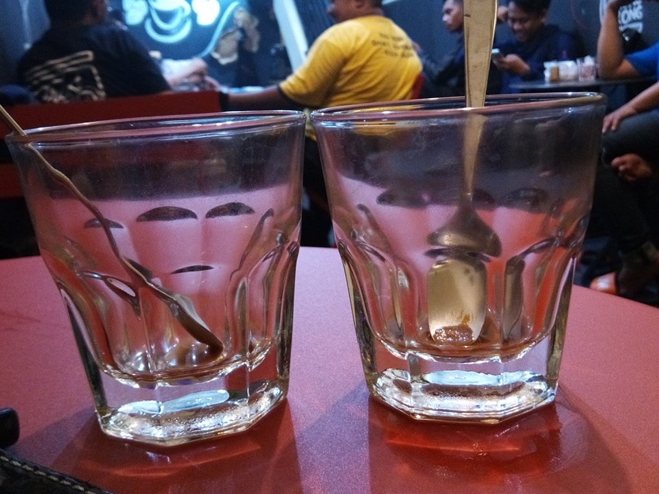 Dua gelas kopi sama dengan 2 gelas air putih.. Sama2 2 gelas..