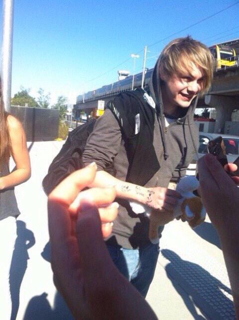 happy birthday <a href="/Michael5SOS/">michael clifford</a>!! We love you endlessly