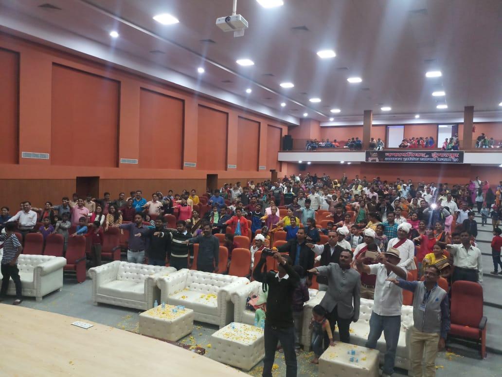 SveepD's tweet photo. वागड महोत्सव कार्यक्रम डूंगरपुर में कलाकारों द्वारा रंगारंग प्रस्तुतियों के साथ मतदाता जागरूकता के लिए दिया संदेश 🎭🎐🎇 https://t.co/UCBck7v4VT