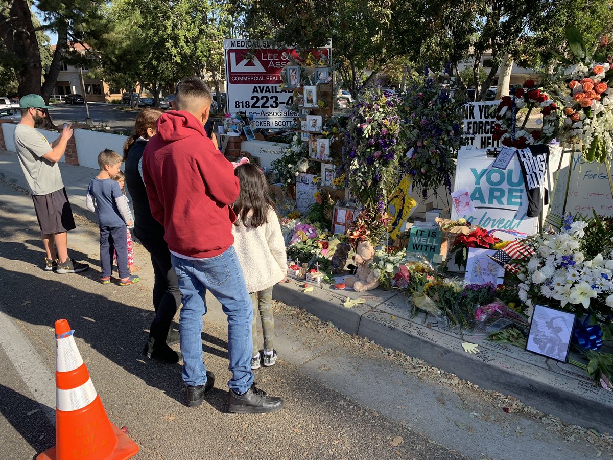 Mike___Harris's tweet image. A steady stream of people, some teary-eyed, many taking cell phone pics, are stopping by the huge community memorial for the victims of the #BorderlineShooting at corner of Moorpark Road and Rolling Oaks Drive  near the #ThousandOaks bar where the mass shooting took place Nov. 7