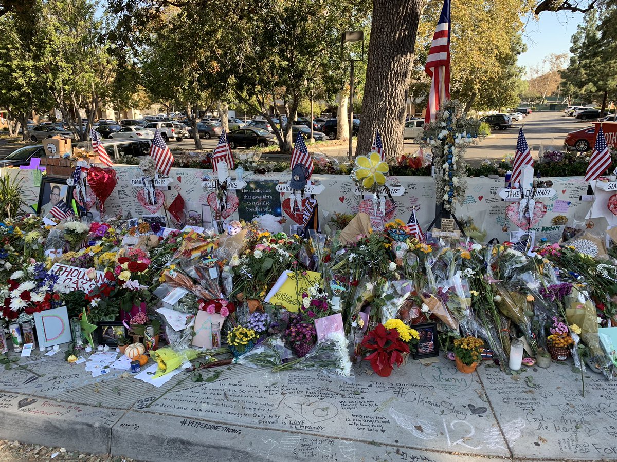 Mike___Harris's tweet image. A steady stream of people, some teary-eyed, many taking cell phone pics, are stopping by the huge community memorial for the victims of the #BorderlineShooting at corner of Moorpark Road and Rolling Oaks Drive  near the #ThousandOaks bar where the mass shooting took place Nov. 7