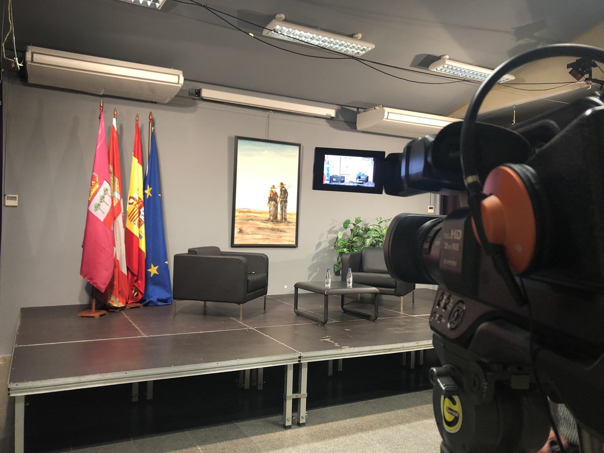 Ya está el set preparado para nuestro #ConcejoAbiertoViana, envía tus preguntas a <a href="/CollantesVe/">Alberto Collantes</a>, te responde en directo a las 20h a través de <a href="/la8valladolid/">La 8 Valladolid</a> con <a href="/ACuaresmaRenedo/">Ángel Cuaresma</a> cómo presentador. Te esperamos!!!