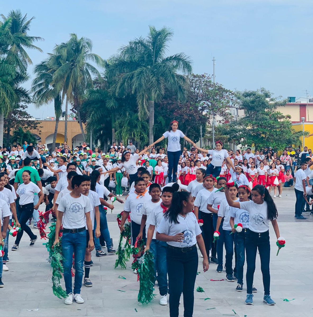ErikaMikel's tweet photo. Les comparto algunas de las acrobacias que pudimos ver en el desfile conmemorativo a la #RevoluciónMexicana 🇲🇽 en @_BocadelRio. Gracias a las escuelas que participaron y ¡felicidades a todas por su gran desempeño! https://t.co/tn5wDNXnBs