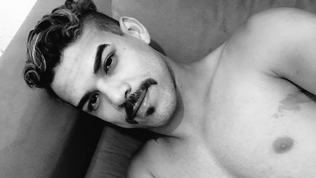 JhonnKlein69's tweet photo. Ao vivo e a preto e branco . #Teamfallowback #Follow4follow #terçaDetremuraSDV https://t.co/AEvg0icavH