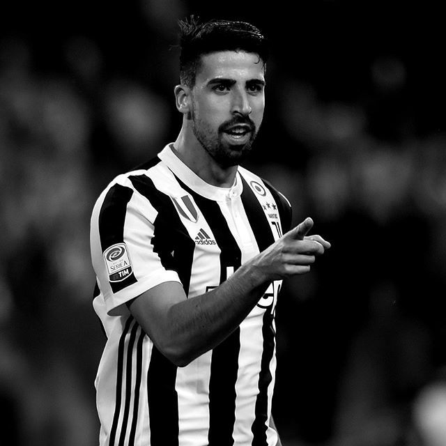 JUemozione's tweet photo. EMERGENZA JUVE A CENTROCAMPO 🚨
Oltre ad Emre Can & Pjanic, anche @sami_khedira6 si fa di nuovo male e ne avrà per alcuni giorni. Si pensa che recupererà per la gara contro la Fiorentina. ☹️
•
#juve #juventusstadium #juventusfans #juventusfc #forzaju… https://t.co/Uzkl0lNj5r https://t.co/V6JJ6Y17k6