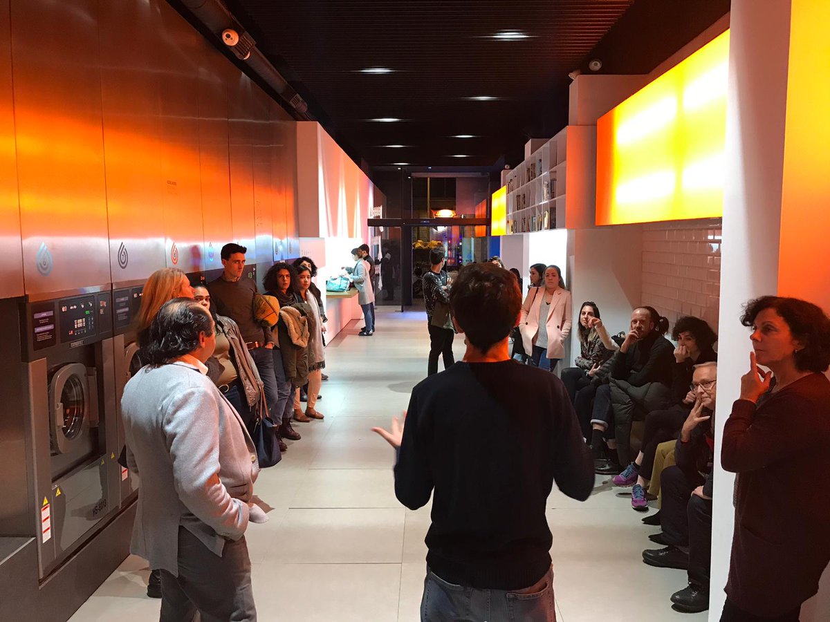 BCD_barcelona's tweet photo. Tot un plaer aprendre i inspirar-se de la mà de professionals com Roberto Hadoba, director gerent de Fresh (@SPLASH_BCN), i Frederic Perers, dissenyador d’interiors. #DiàlegsDisseny #Disseny #Interiorisme #Llum #Color 🧡 https://t.co/0PzrfAJUgw