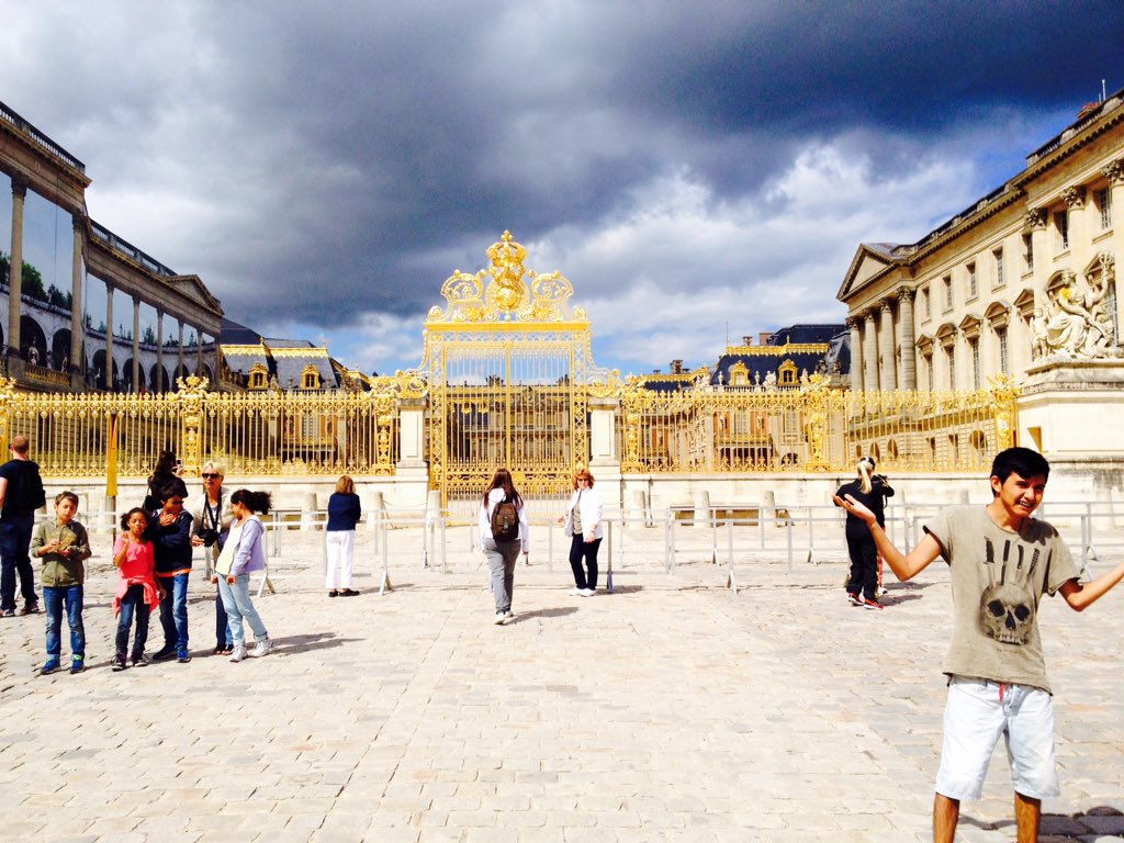 TimMHickey's tweet image. Shoutout to the guy who didn’t know he was posing for two pictures