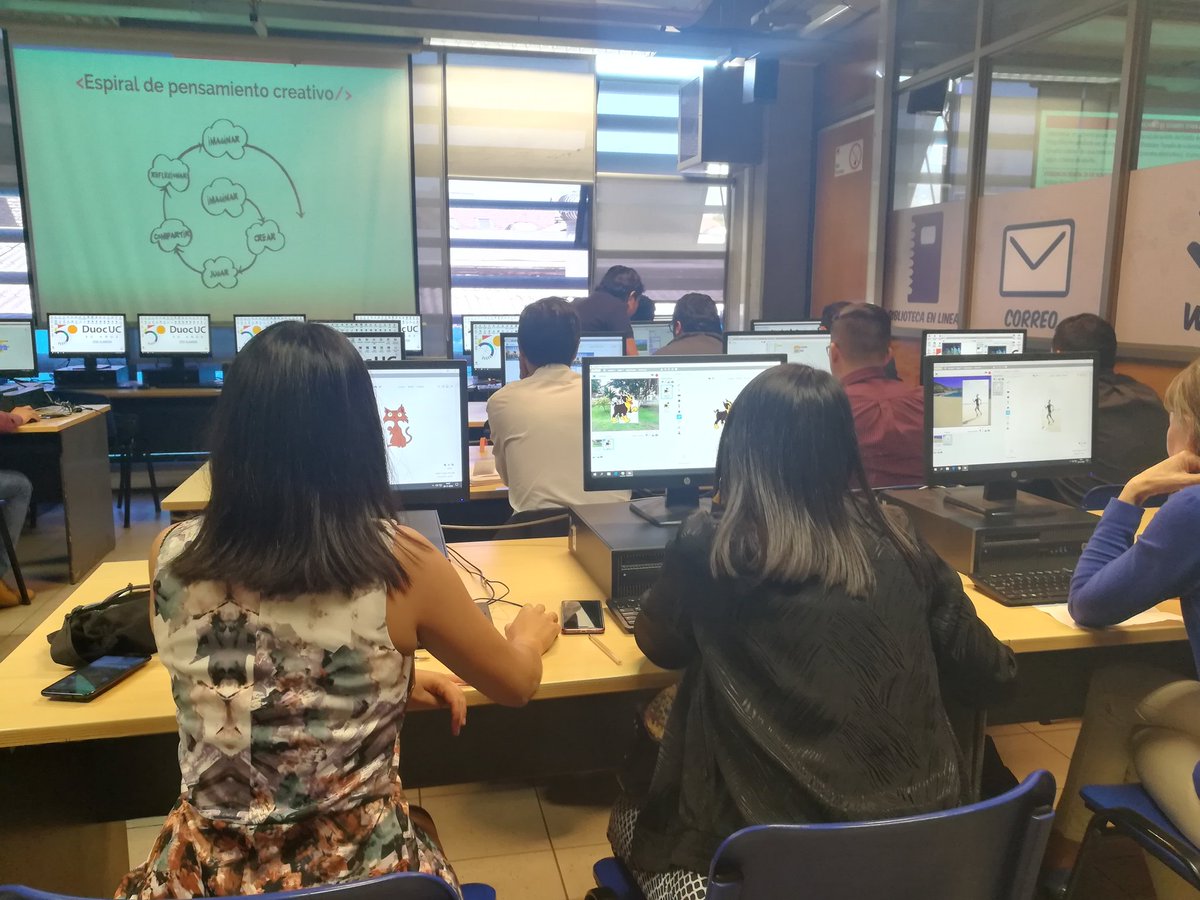FTMovistarCL's tweet image. 💻👁️ Docentes de colegios municipales y subvencionados se capacitan junto a #Telefónica en el marco del Plan Nacional de Lenguajes Digitales para aprender sobre programación digital en @DuocUC 💻👁️ #ProgramaciónDigital #Educación