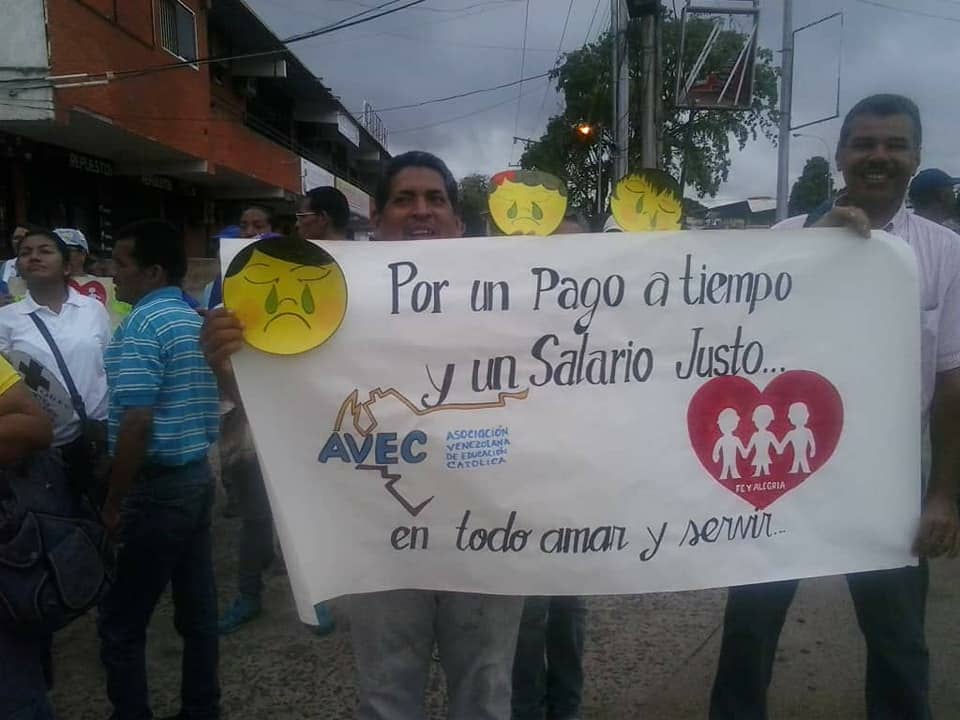 FeyAlegriaVE's tweet photo. Fe y Alegría tiene 174 escuelas en toda Venezuela, 80 centros de capacitación laboral, 23 emisoras de radio conectadas en red y 5 institutos universitarios. ¡Nuestro personal merece un salario digno y a tiempo! #FeyAlegríaExigeSalarioJusto https://t.co/O7Eu97gta3