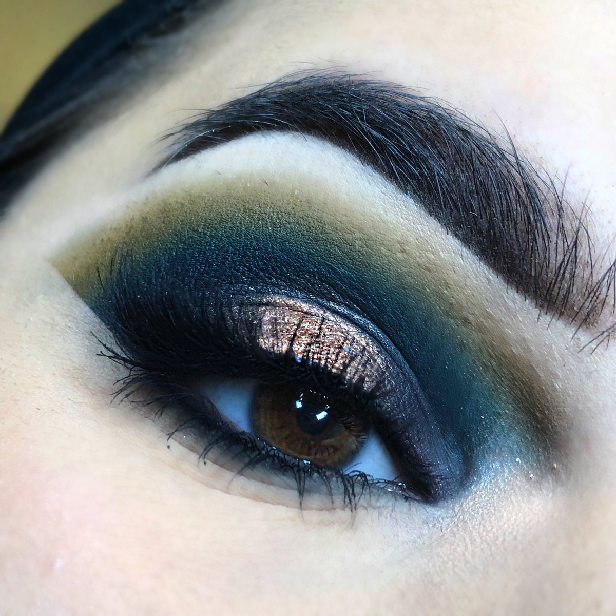 CosmeholicsXoxo's tweet photo. Recent looks. 🔥💙💚 #mua #makeup #beauty #makeupartist #makeupaddict #eyeshadow #thatblend https://t.co/L6JtFDcLHm