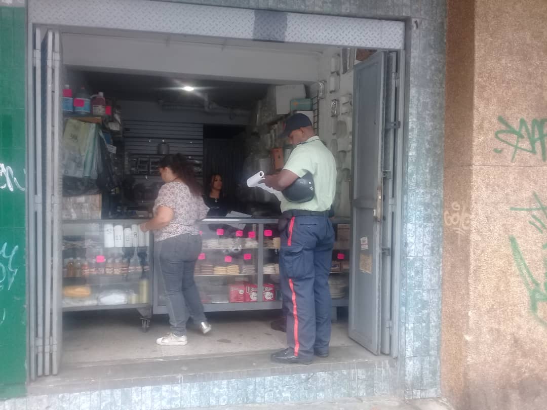 policiadeccs's tweet photo. Nos encontramos desplegados junto al equipo de la @AlcaldiadeCcs en cada comercio de las principales Avenidas de la Ciudad Capital, a fin de dar a conocer los horarios de recolección de desechos sólidos y así mantener nuestra Caracas libre de basura.  @ErikaPSUV https://t.co/eoiif6y13X