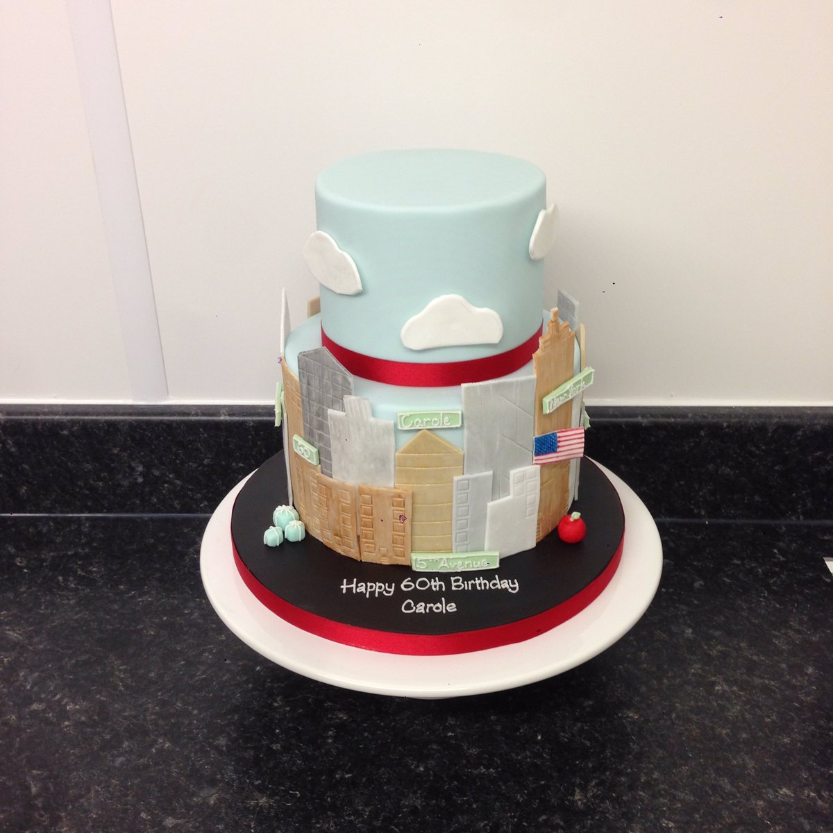 porshamcakesuk's tweet photo. When you love the #bigapple and are being taken there on holiday to celebrate your 60th. Here is a lovely cake ordered for a Mum/Wife with #NewYork details.

#birthdaycake #devonbirthday #bespoke #customdesign #devoncakes https://t.co/J2rX9yrBot