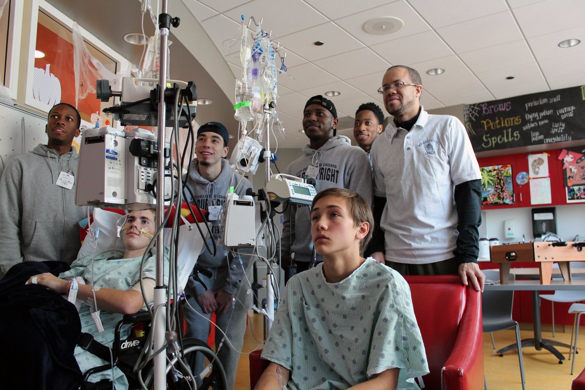 ChiCityColleges's tweet photo. Members of the @Wright_College men’s basketball team kicked off the season of giving by visiting children at @LurieChildrens Hospital last week.
We love seeing our students in the community, spreading love and compassion. 💙 #CCCTogether #Community https://t.co/zS3fNX96oM