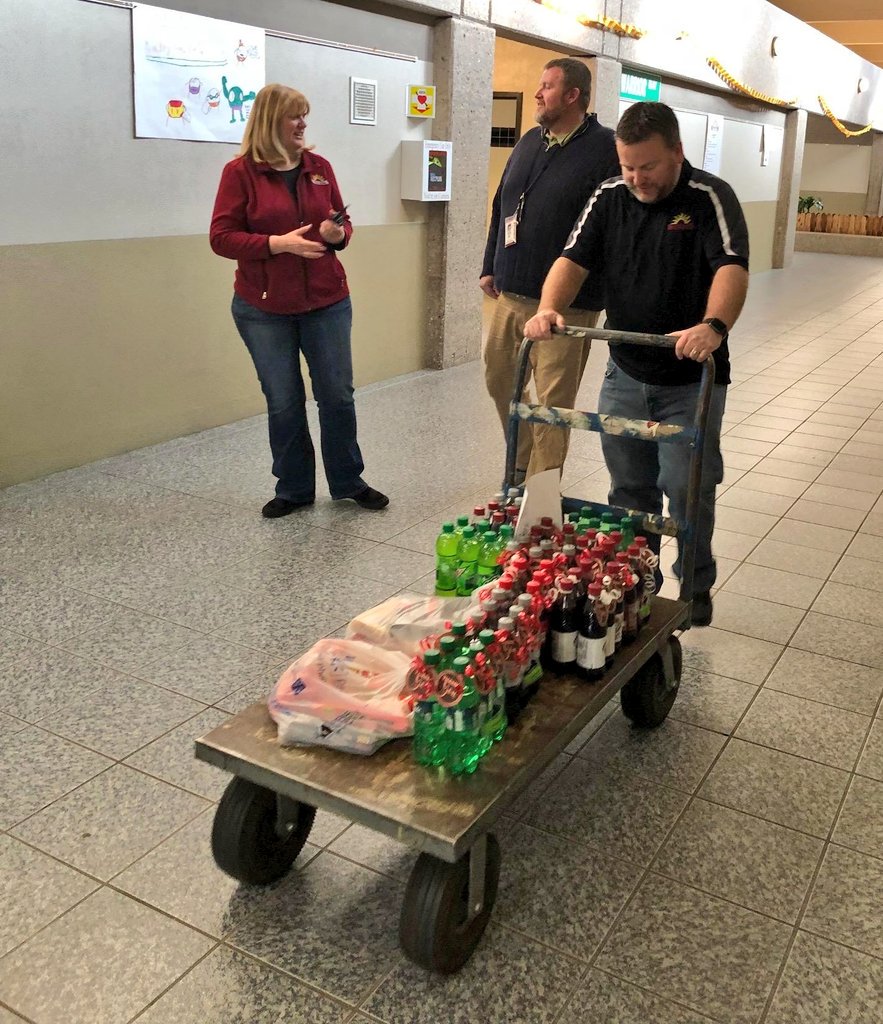 Iron_Schools's tweet photo. Administration @CMSWarriors deliver thank you treats to their amazing staff on Thanksgiving. https://t.co/1BsTdbJ23q