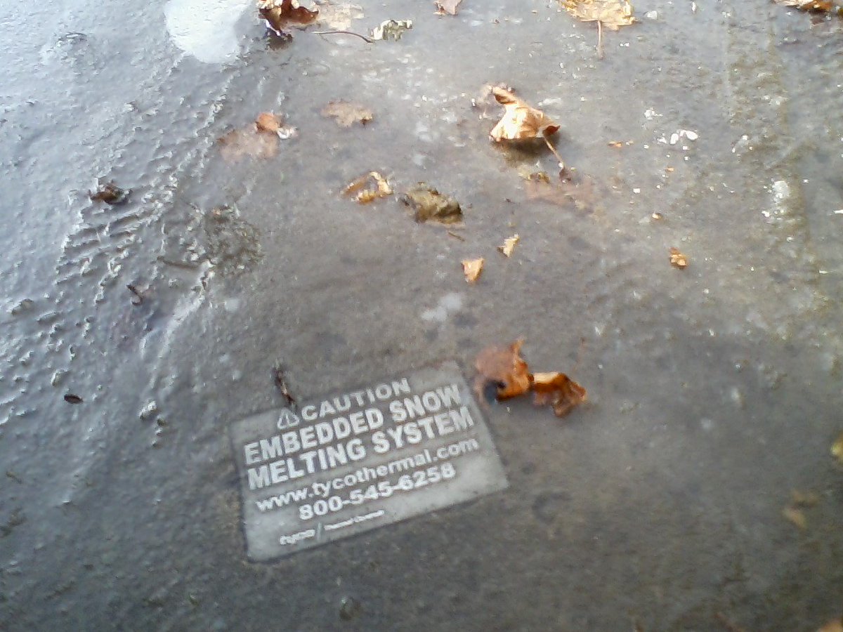 All great that there willB a mural in the Traverse City #tcmi Clinch Park tunnel <a href="/CityofTC/">Traverse City, MI</a> per Record-Eagle pg1 2day &amp; <a href="/TraverseTicker/">Traverse City Ticker</a> but how'bout the damn ice/leaves for @stateandbijou guests to slip slide away?